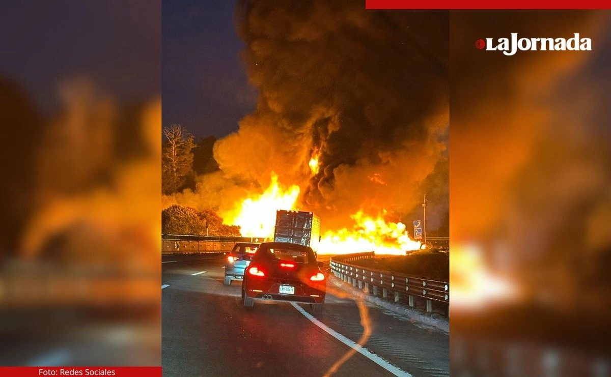 El accidente se reportó alrededor de las 19 horas de este sábado con sentido a la Ciudad de México, pero las llamas abarcan todos los carriles.