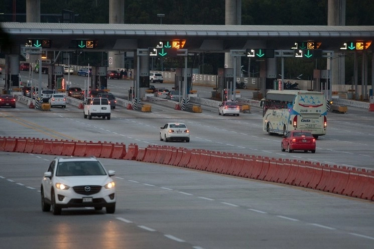 Capufe suspendió el aumento de tarifas previsto para este miércoles, como resultado del ajuste de precios en línea con la inflación. En la imagen, la caseta en la México-Cuernavaca. Foto Cristina Rodríguez / Archivo