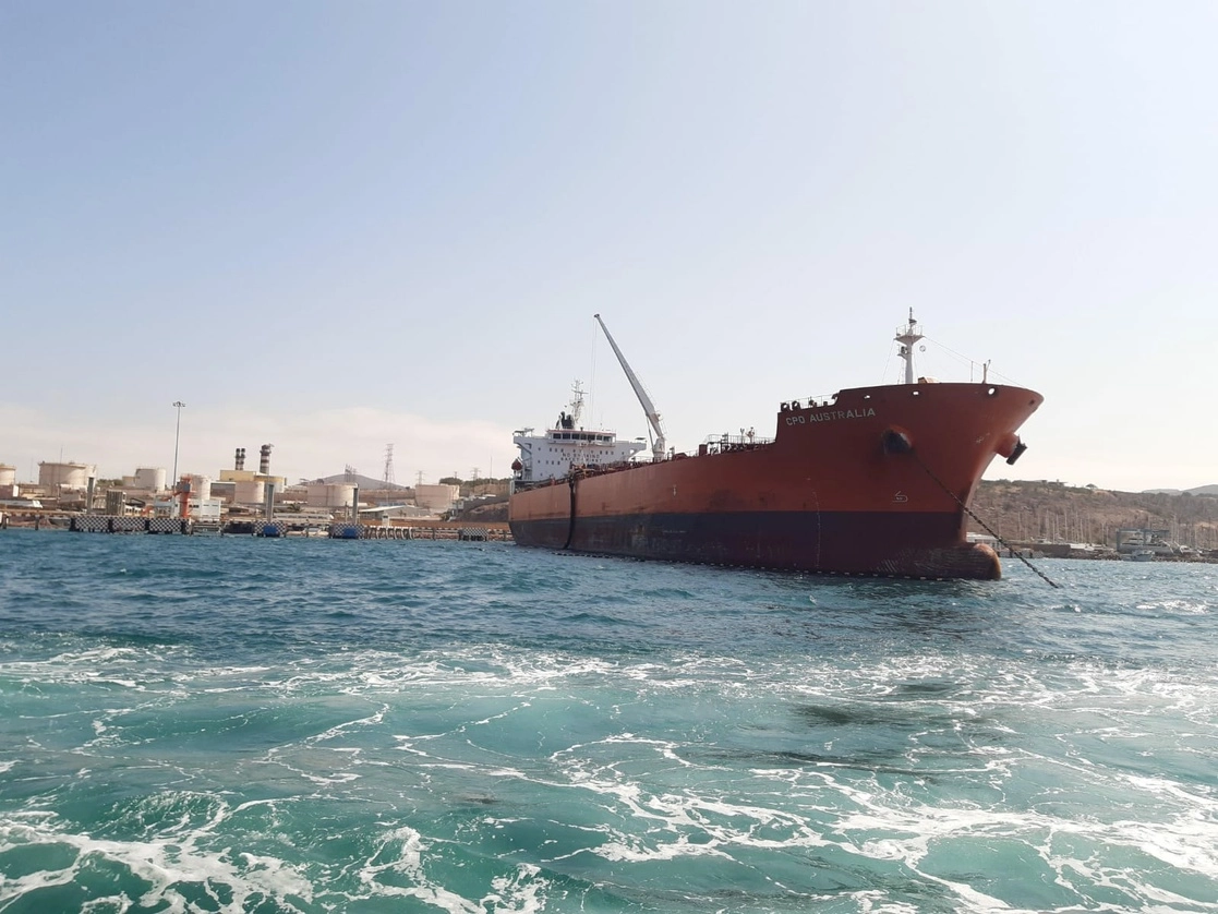Las termoeléctricas de Baja California Sur son operadas con combustibles que se transportan desde el interior del país a través de barcos. Foto Raymundo León