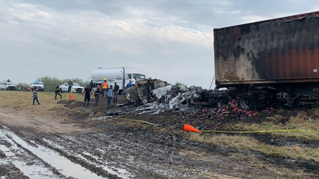 Un tractocamión, un vehículo particular y un autobús fueron los involucrados en el accidente registródo en la autopista Ciudad Victoria-Matamoros. Foto Martín Sánchez
