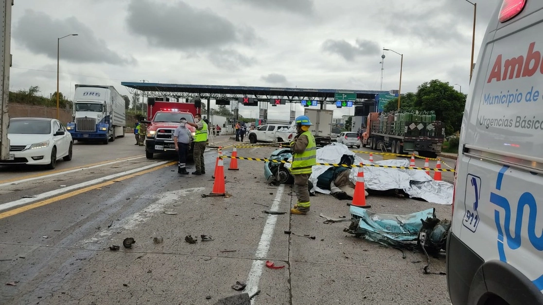 No se ha informado las causas de que el tráiler embistiera a los vehículos, pero preliminarmente trascendió que el camión tuvo una falla en los frenos, el 29 de junio de 2021. Foto Arturo Campos