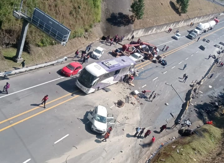 Dos muertos y 17 heridos fue el saldo de una carambola en el kilómetro 140 de la autopista Mpexico-Tuxpan. Foto de Rubén Hernández 