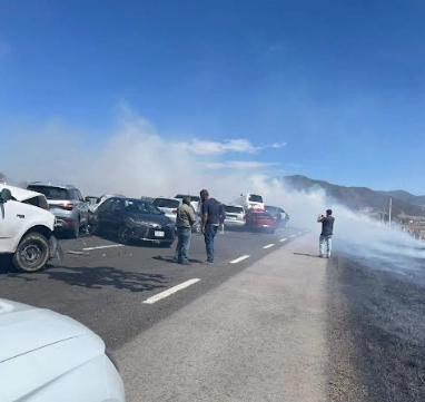 La mayor parte de los vehículos siniestrados eran camionetas en las que viajaban familias. Foto La Jornada 