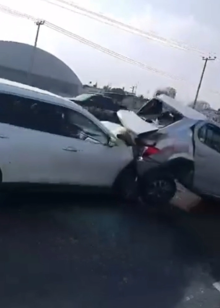 Aspectos del accidente vehicular. Foto La Jornada