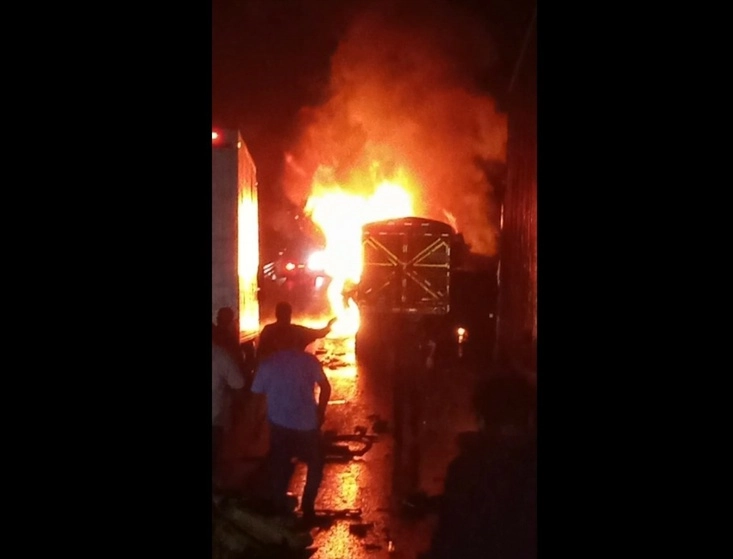 Un tráiler llegó y se impactó en la parte trasera de varios vehículos que se encontraban detenidos, lo cual terminó en una carambola en la que se vieron involucrados tres tráileres y dos autos compactos. Foto Protección Civil Jalisco