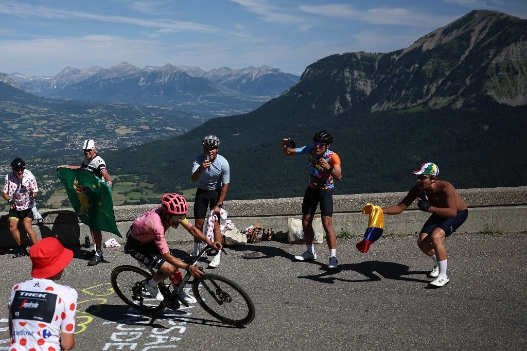 El ecuatoriano Richard Carapaz, del EF Education-EasyPost, logró la victoria en solitario en la décimoséptima etapa del Tour de Francia, un recorrido de 178 kilómetros desde Saint-Paul-Trois-chateaux hasta Superdevoluy, el 17 de julio de 2024. Foto Afp