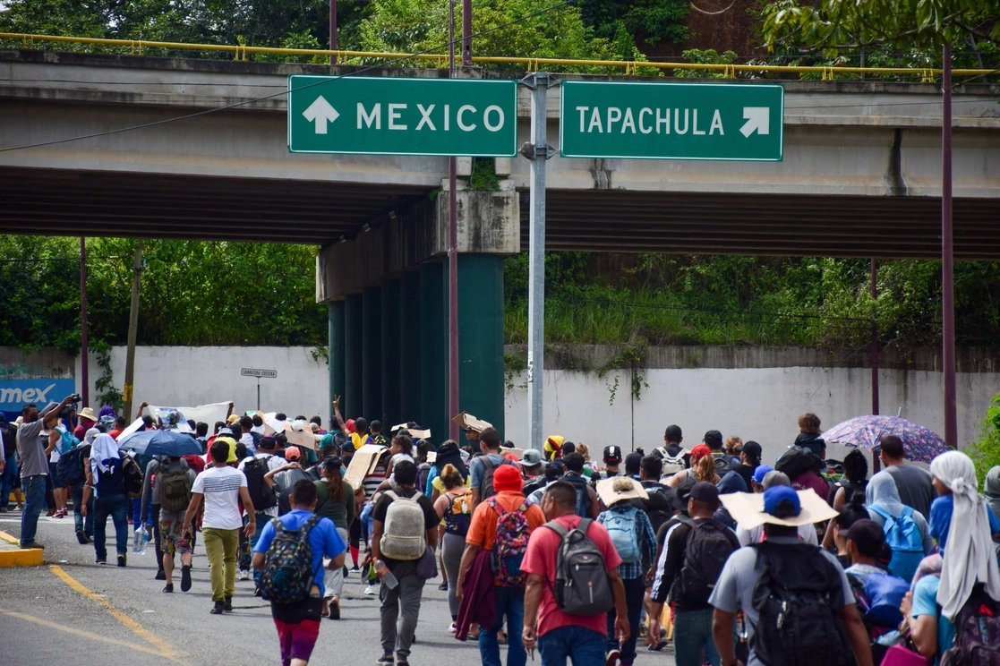 En busca de que el INM les dé papeles para transitar hacia la frontera, salió ayer una nueva caravana. Foto Cuartoscuro