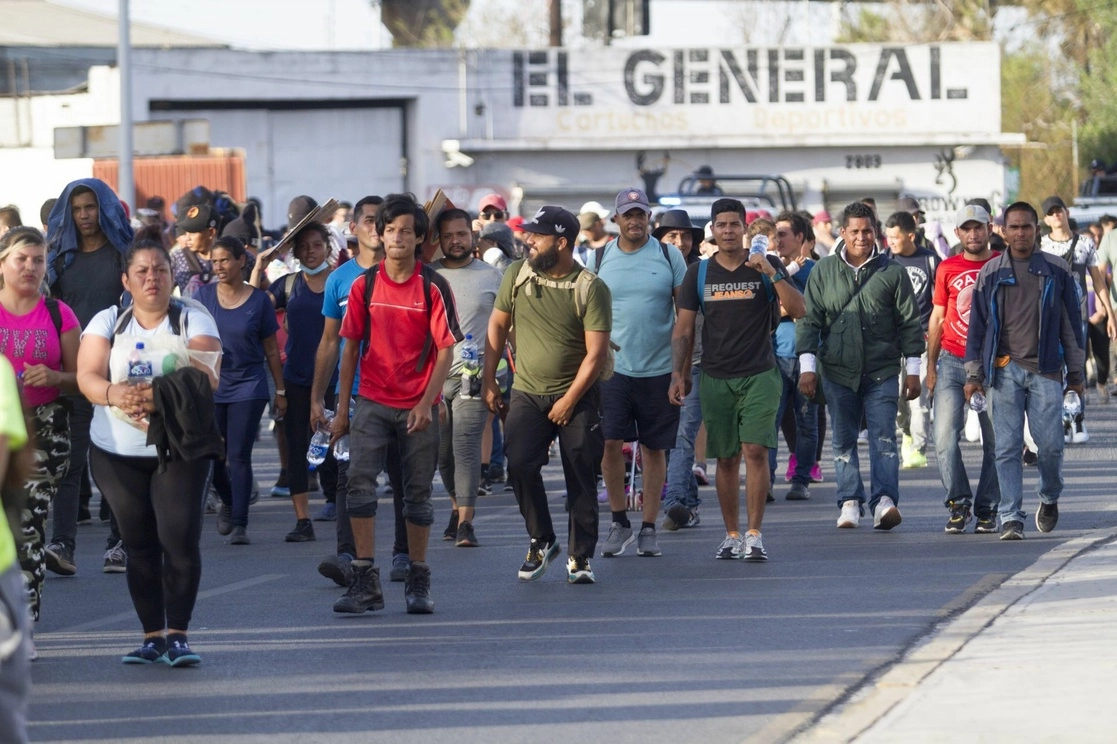 Una caravana migrante salió de Monterrey rumbo a la frontera con Estados Unidos. Foto Cuartoscuro