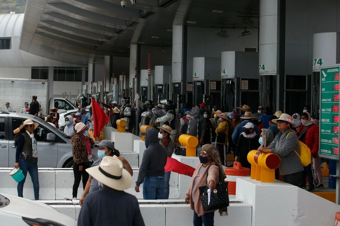 Maestros e la Ceteg-CNTE en la caseta México-Cuernavaca. Foto: Alfredo Domínguez 