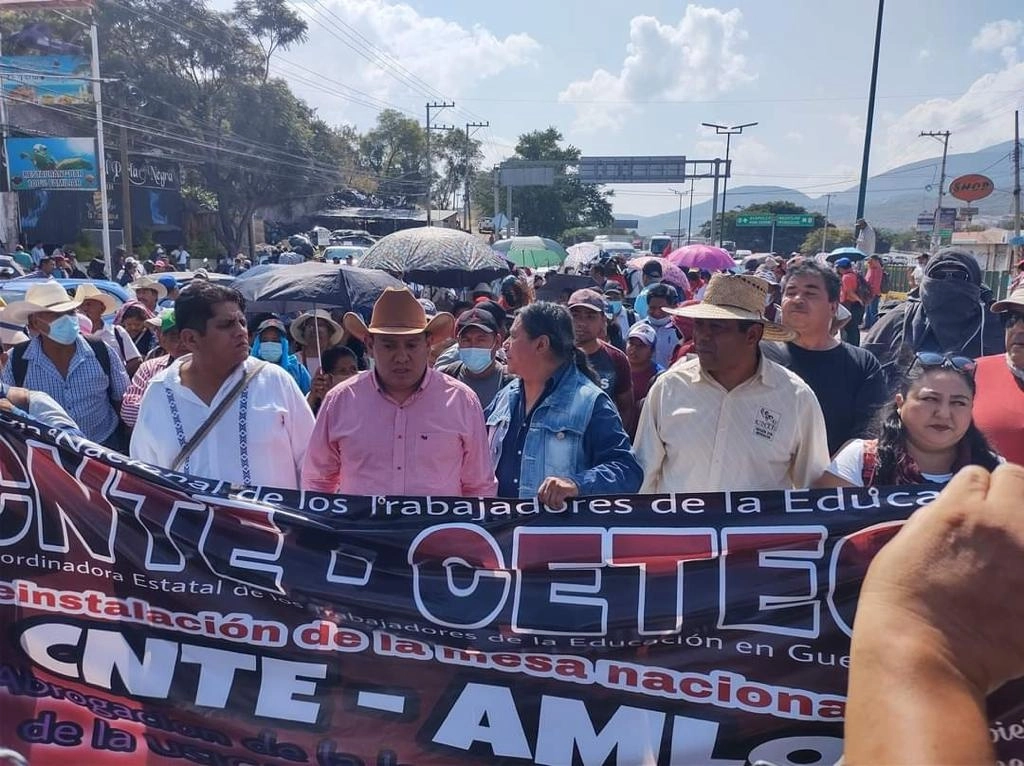 Previo al inicio de la movilización se llevó a cabo un mitin con la participación de oradores de las secciones de la CNTE, el 14 de noviembre de 2022. Foto Sergio Ocampo