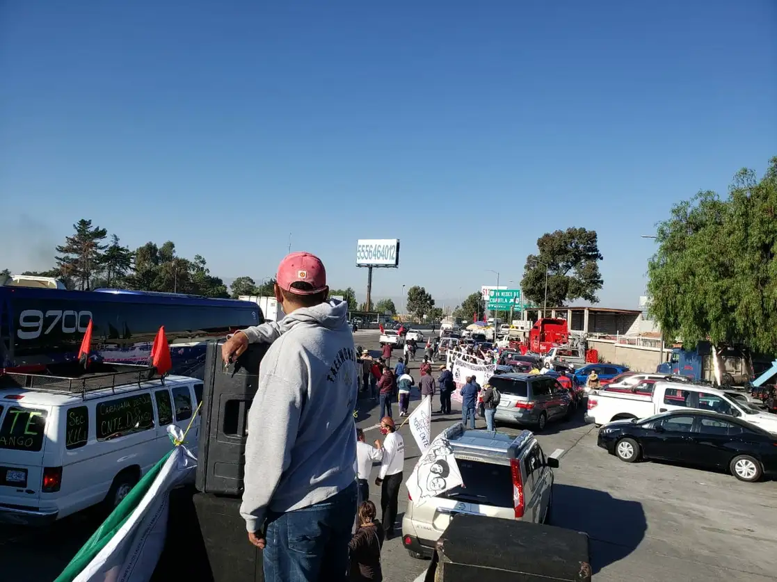 La caravana de docentes llegó a la caseta de San Marcos Huixtoco de la autopista México-Puebla, el 24 de marzo de 2021. Foto La Jornada