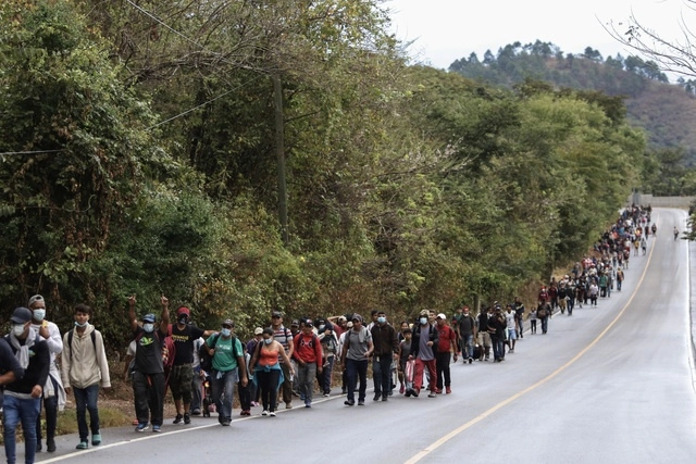 Migrantes hondureños avanzan por una carretera en Chiquimula, Guatemala. Foto Ap