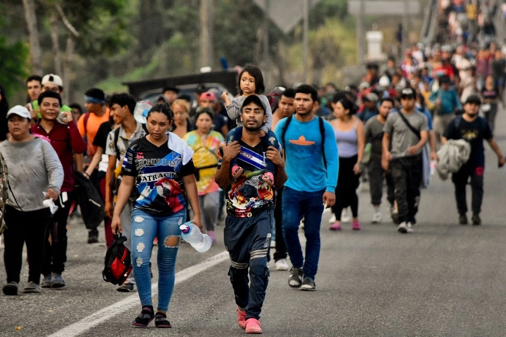 Los cuatro mil extranjeros que participan en el ‘viacrucis’ migrante arribaron ayer a Huehuetán, Chiapas, después de recorrer 10 kilómetros. El director de la organización Pueblos sin Fronteras, Irineo Mujica, organizador de la marcha, informó que tuvieron una reunión con representantes de la CNDH para acordar un posible diálogo con autoridades federales. El secretario de Gobernación, Adán Augusto López, ofreció garantías para el libre tránsito del contingente de indocumentados. Foto Ap 





