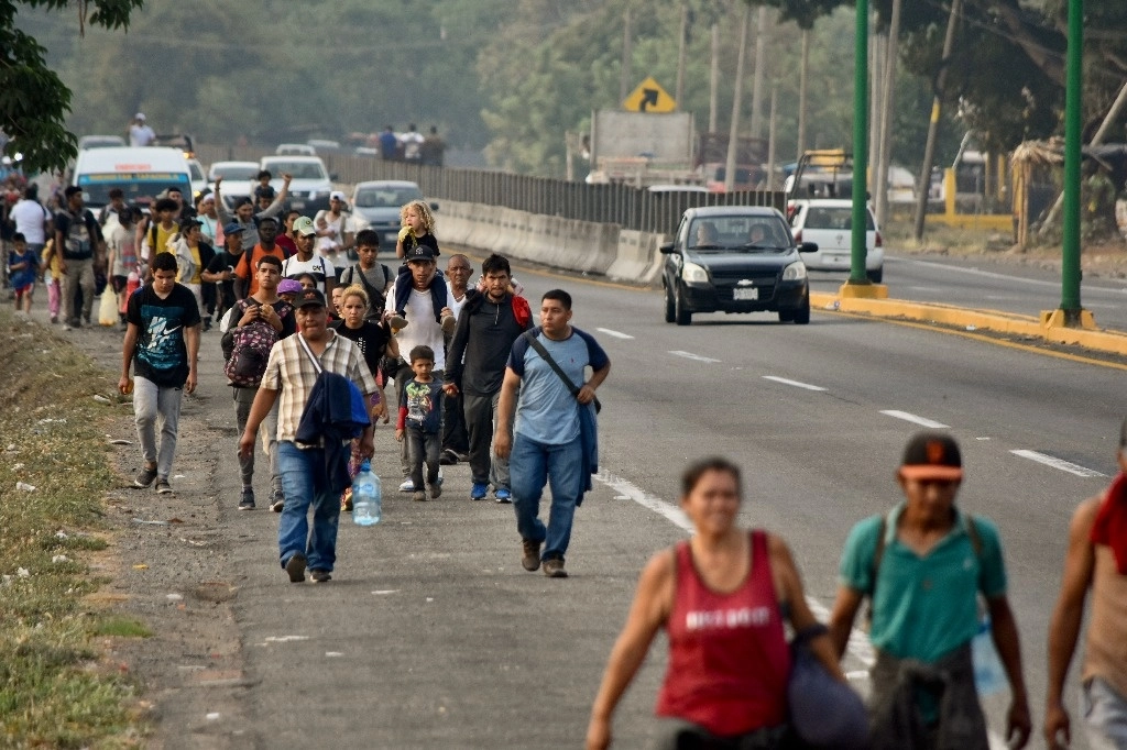 Avance de la columna de migrantes hacia Huehuetán, Chiapas, el pasado lunes. Foto Ap




