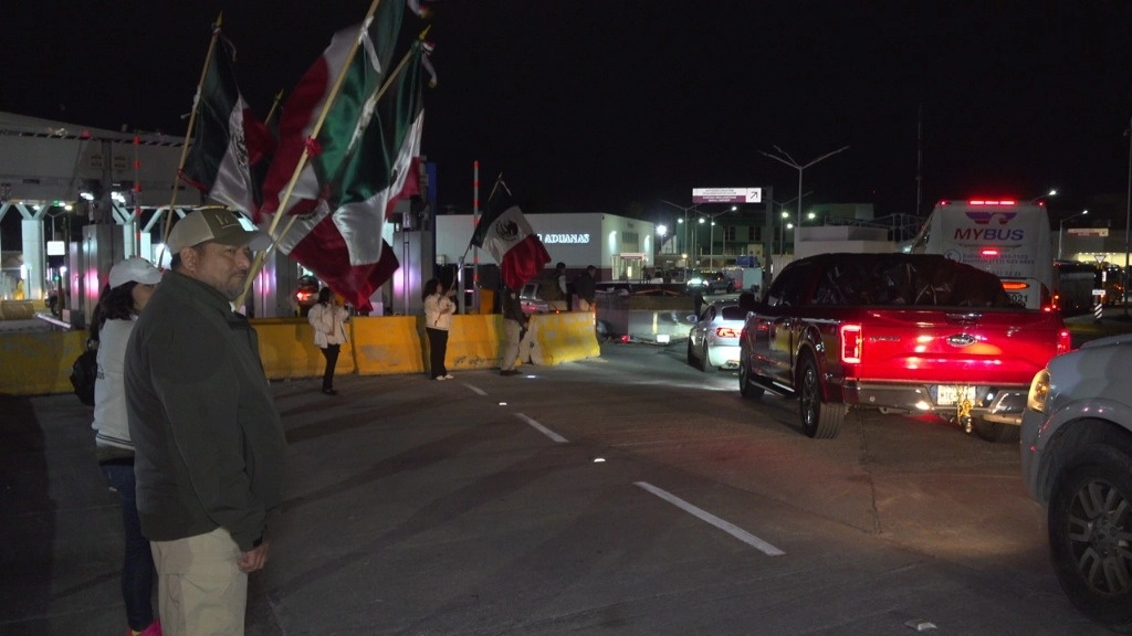 La Caravana Queretana fue recibida con banderas de México al cruzar desde EU por Nuevo Laredo, Tamaulipas; el contingente está conformado por cinco mil vehículos con unos 20 mil connacionales. Foto 'La Jornada'