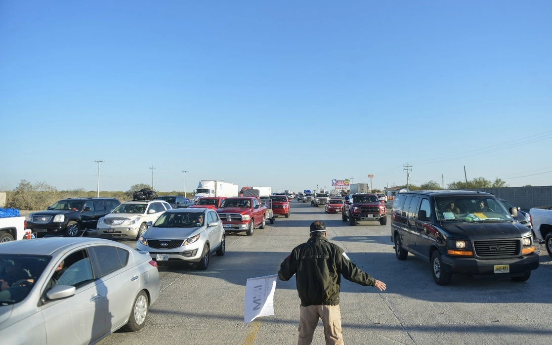 Caravana de connacionales cruzando por Nuevo Laredo. Foto La Jornada