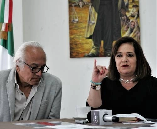 Cristián Calónico y Martha Patricia Ruiz Anchondo, al dar los detalles del concurso. Foto Roberto García Rivas

