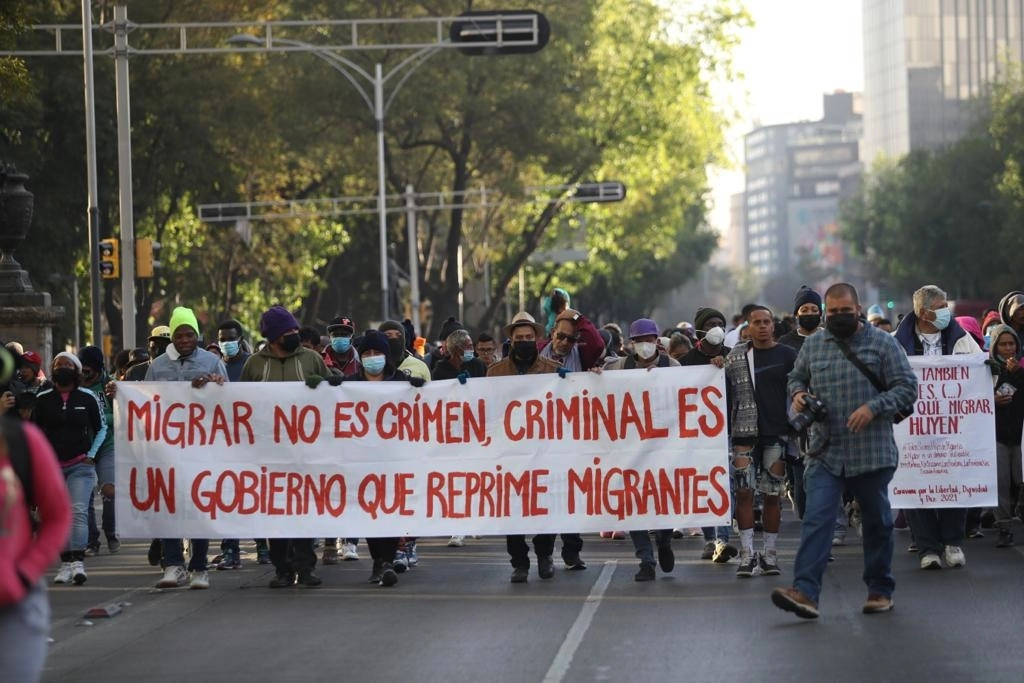 Migrantes se movilizan hacia el Senado y la Secretaría de Gobernación, tras la entrada de una comisión a Palacio Nacional, para pedir respaldo a sus demandas de legalización de su estancia en México, el 16 de diciembre de 2021. Foto Yazmín Ortega Cortés