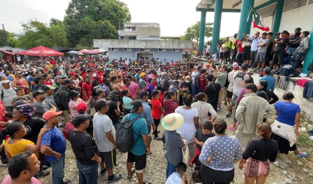 La caravana migrante autodenominada "éxodo de la pobreza" caminó 15 kilómetros desde Villa Comaltitlán a Escuintla, Chiapas, el 27 de diciembre de 2023. Foto Edgar H. Clemente