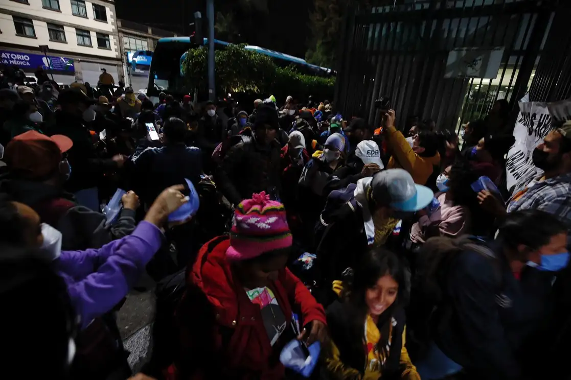 Decenas de personas que participaban en la Caravana Migrante llegaron a la Basílica de Guadalupe. Foto Cristina Rodríguez
