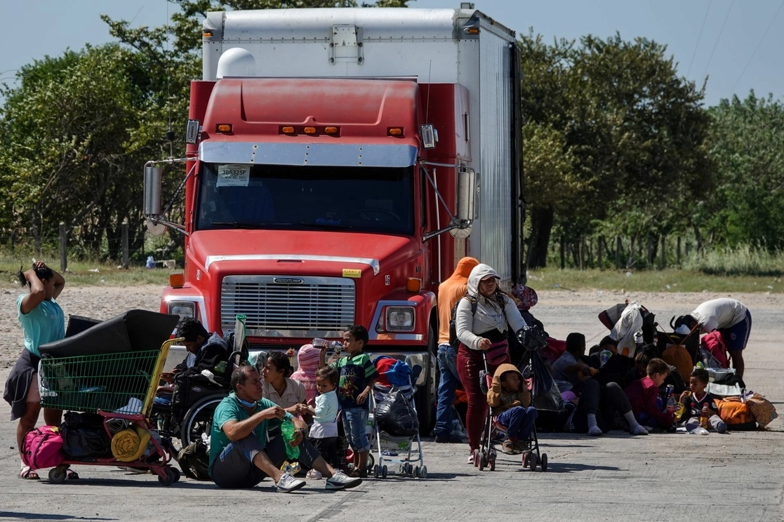 Migrantes permanecen estacionados en una estación de servicio en Arriaga, Chiapas. Foto Cuartoscuro