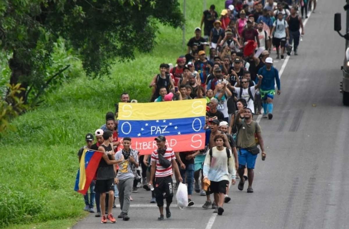 Caravana migrante avanza hacia la frontera norte de México con EU.