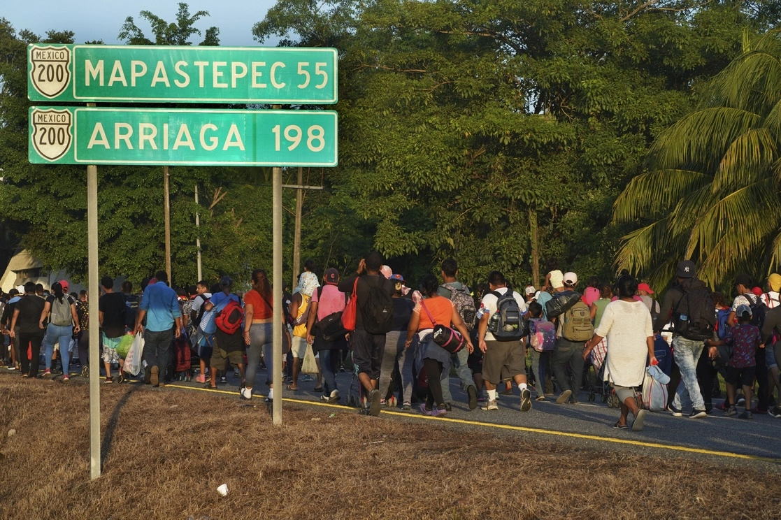 Migrantes salen de Huixtla, en Chiapas, mientras la caravana continúa su viaje hacia el norte del país, el 27 de octubre de 2021. Foto Ap