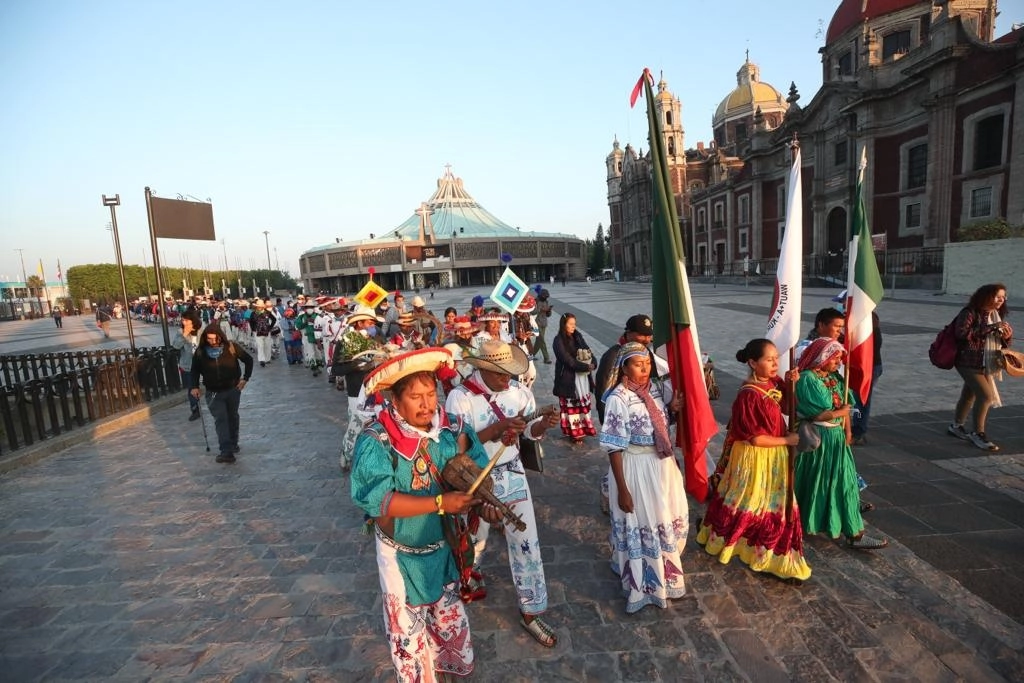 Integrantes de la Caravana de Dignidad y Conciencia Wixárika realizaron una visita a la Basílica de Guadalupe donde hicieron oración y realizaron un ceremonial. En estos momentos se dirigen al Zócalo de la Ciudad de México. Foto José Antonio López