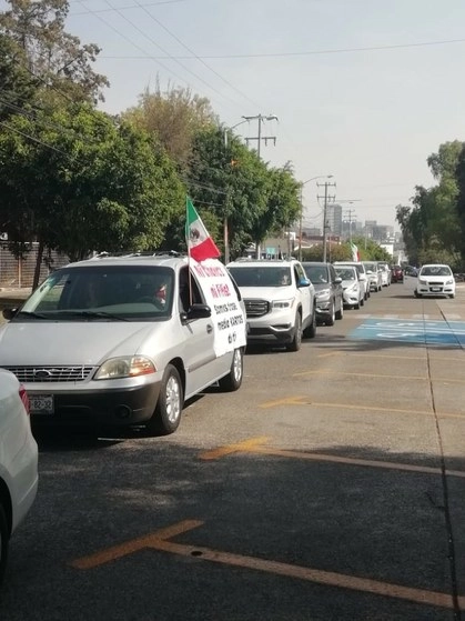 En el Estado de México, los manifestantes colocaron carteles en sus autos con las leyendas: “Vete ya AMLO” y “Somos Frena, AMLO se va”. Foto La Jornada