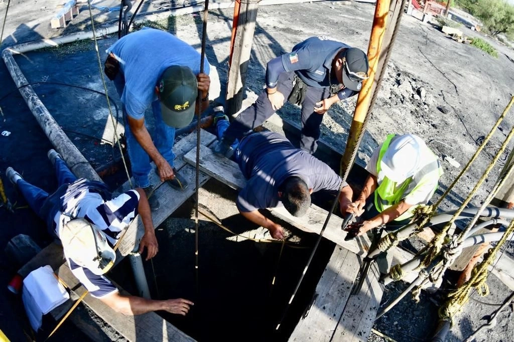 Trabajos de rescate en el pozo de carbón Pinabete, en Sabinas, Coahuila, donde permanecen 10 mineros atrapados. Foto tomada del Twitter de @GobDeCoahuila