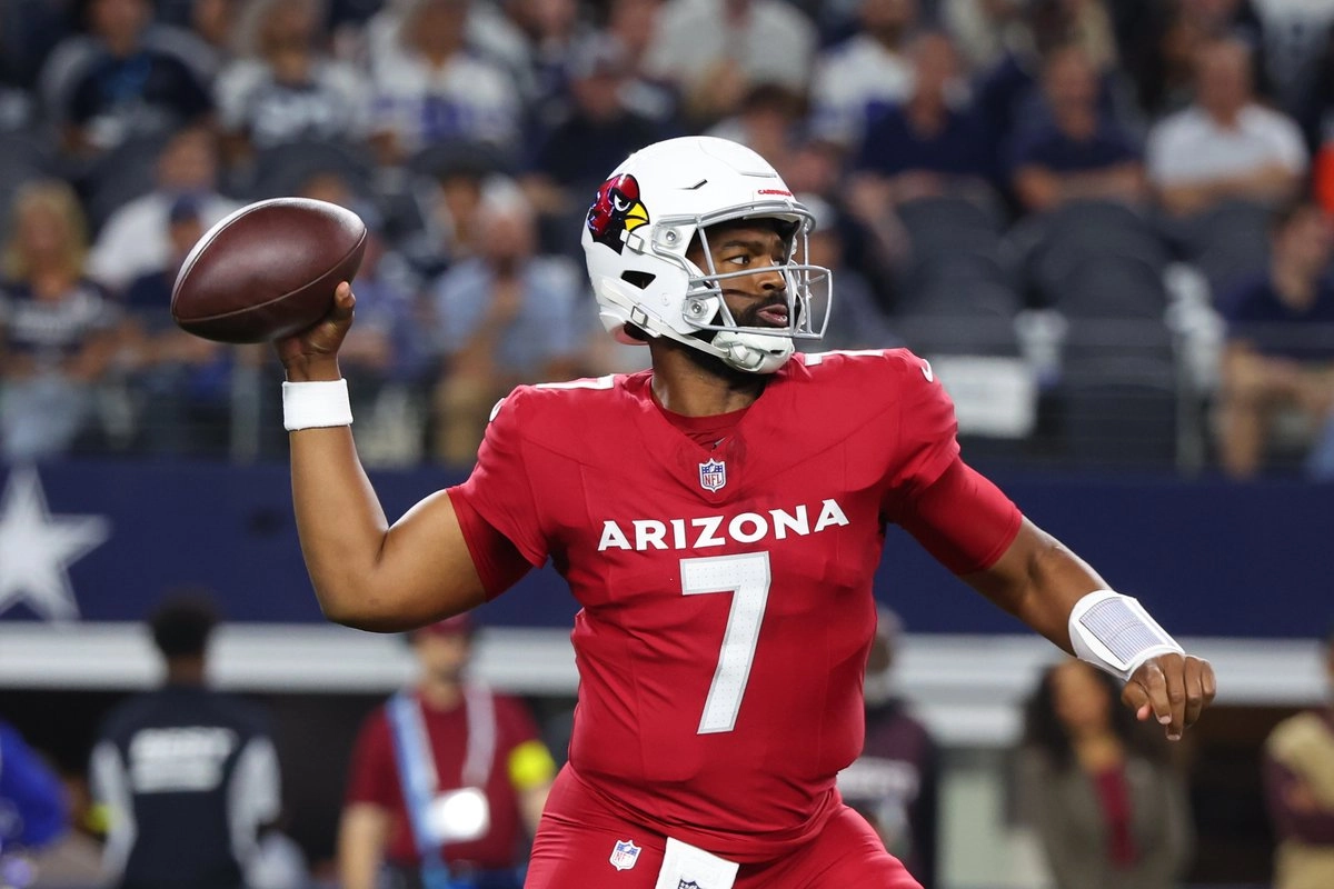 El mariscal de campo Jacoby Brissett lanzó dos pases a las diagonales y anotó una vez por tierra durante el partido ante Vaqueros de Dallas, el 3 de noviembre de 2025. Foto 