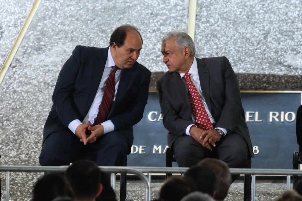 Lázaro Cárdenas Batel se desempeñó como coordinador de Asesores de la Presidencia. En la imagen, a la izquierda, junto al presidente López Obrador, durante la conmemoración del 82 aniversario de la expropiación petrolera, en marzo de 2020. Foto Cuartoscuro / Archivo