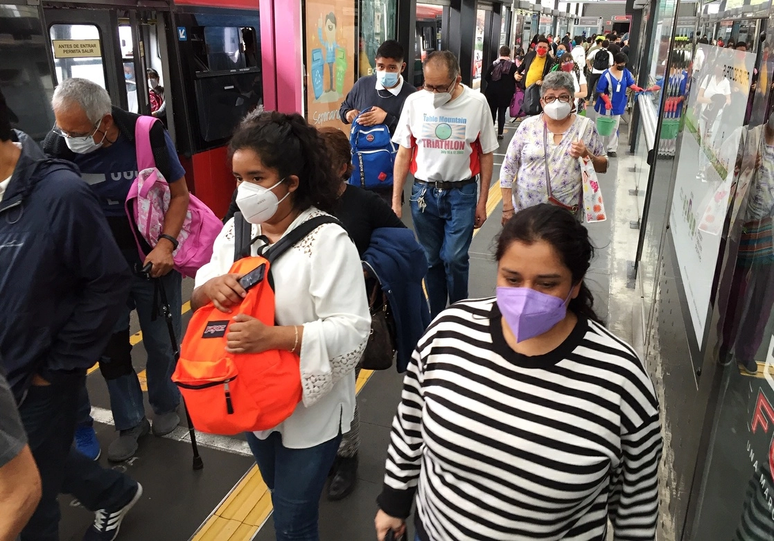 Usuarios del Metrobús en imagen de archivo. Foto Cristina Rodríguez