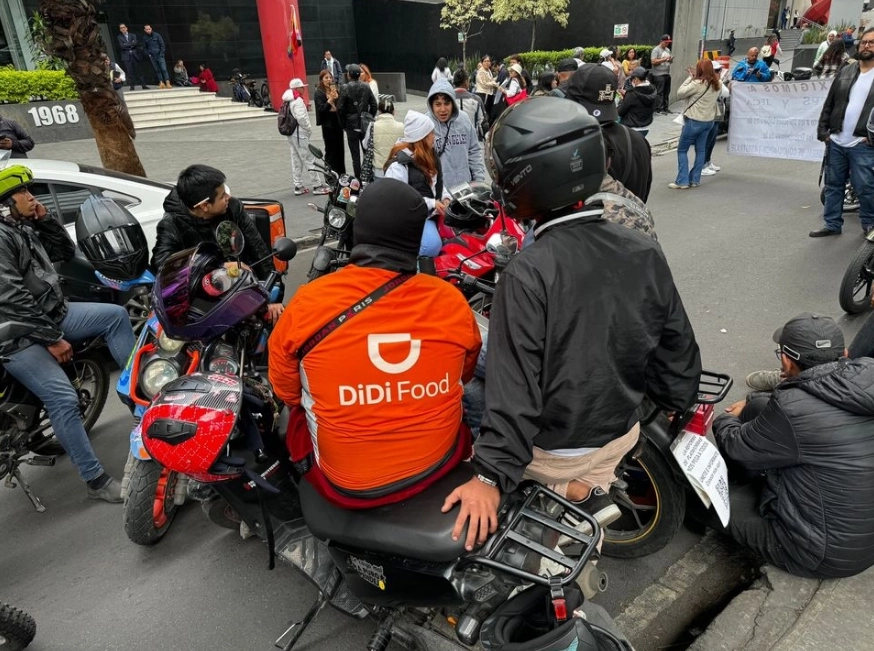Repartidores de alimentos protestan al exterior de la STPS contra la entrada en vigor de la reforma legal para plataformas digitales, en la Ciudad de México, el 18 de junio de 2025. 