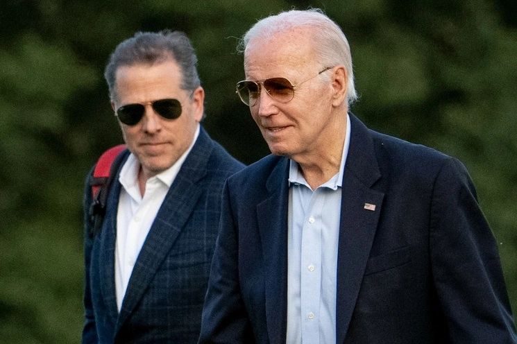 El presidente Biden y su hijo Hunter, de 53 años, en imagen del 25 de junio pasado. Este último es investigado también por sus negocios con biolaboratorios en Ucrania. Foto Ap