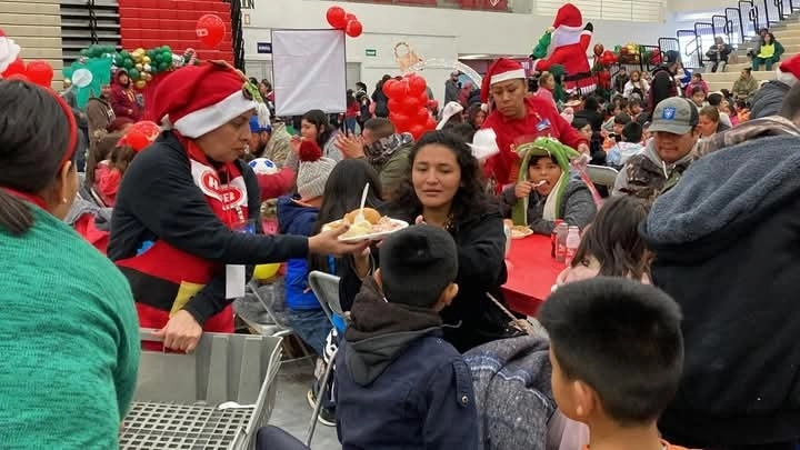 Más de 3,500 personas vivieron una fiesta navideña llena de alegría y solidaridad en la Vigésima Posada del Compartir, un evento tradicional organizado por Cáritas de Nuevo Laredo. Foto @Caritasdenld
