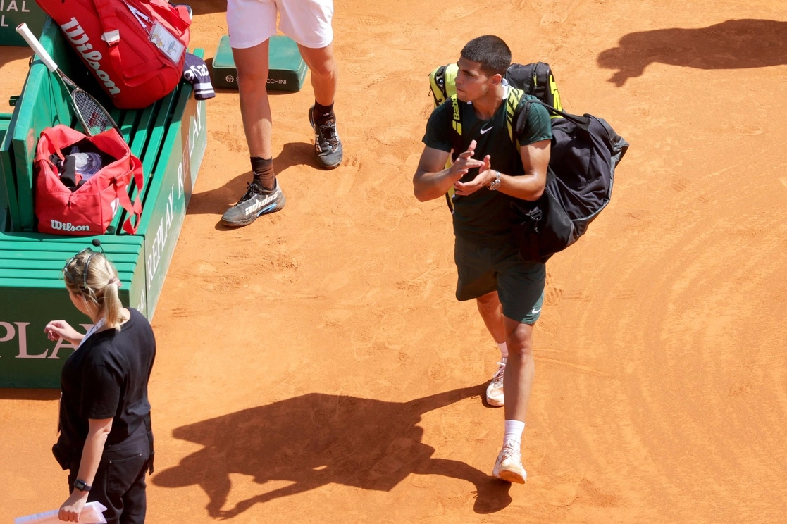 El español Carlos Alcaraz agradece al público luego de su temprana eliminación en el Masters 1000 de Montecarlo, el 13 de abril de 2022. Foto Afp