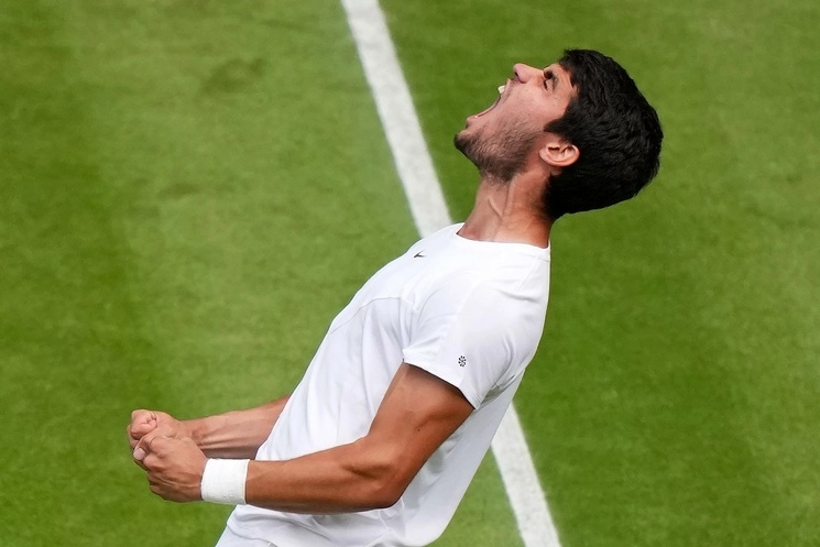 El español Carlos Alcaraz, número uno del mundo, se clasificó para su primera semifinal en Wimbledon al vencer a otro de los más jóvenes tenistas del circuito, el danés Holger Rune, el 12 de julio de 2023. Foto Ap