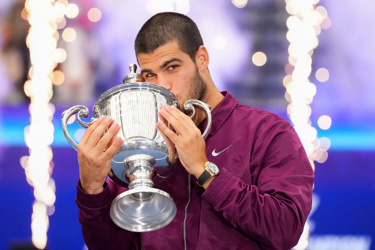 El español, Carlos Alcaraz, besa el trofeo del campeonato tras derrotar al italiano, Jannik Sinner, en la final individual masculina del Abierto de Estados Unidos de tenis, el domingo 7 de septiembre de 2025, en Nueva York.