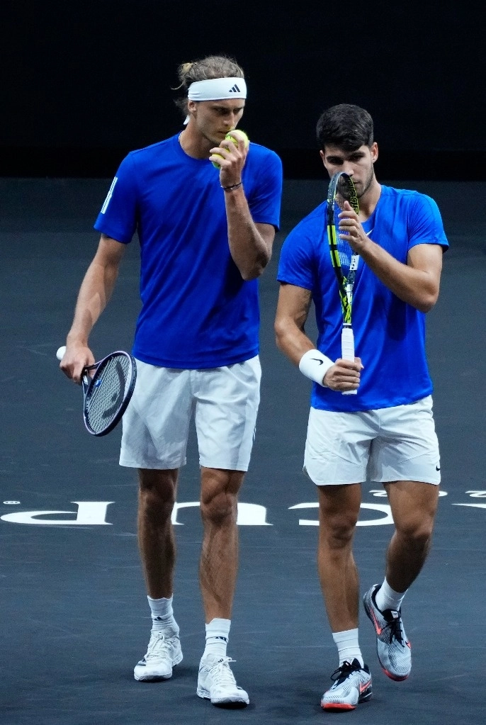 Carlos Alcaraz, a la derecha, y Alexander Zverev, del equipo europeo, hablan durante su partido de dobles contra Taylor Fritz y Ben Shelton, del equipo mundial, en el primer día del torneo de tenis Laver Cup en el estadio Uber de Berlín, Alemania, el viernes 20 de septiembre de 202. Foto Ap