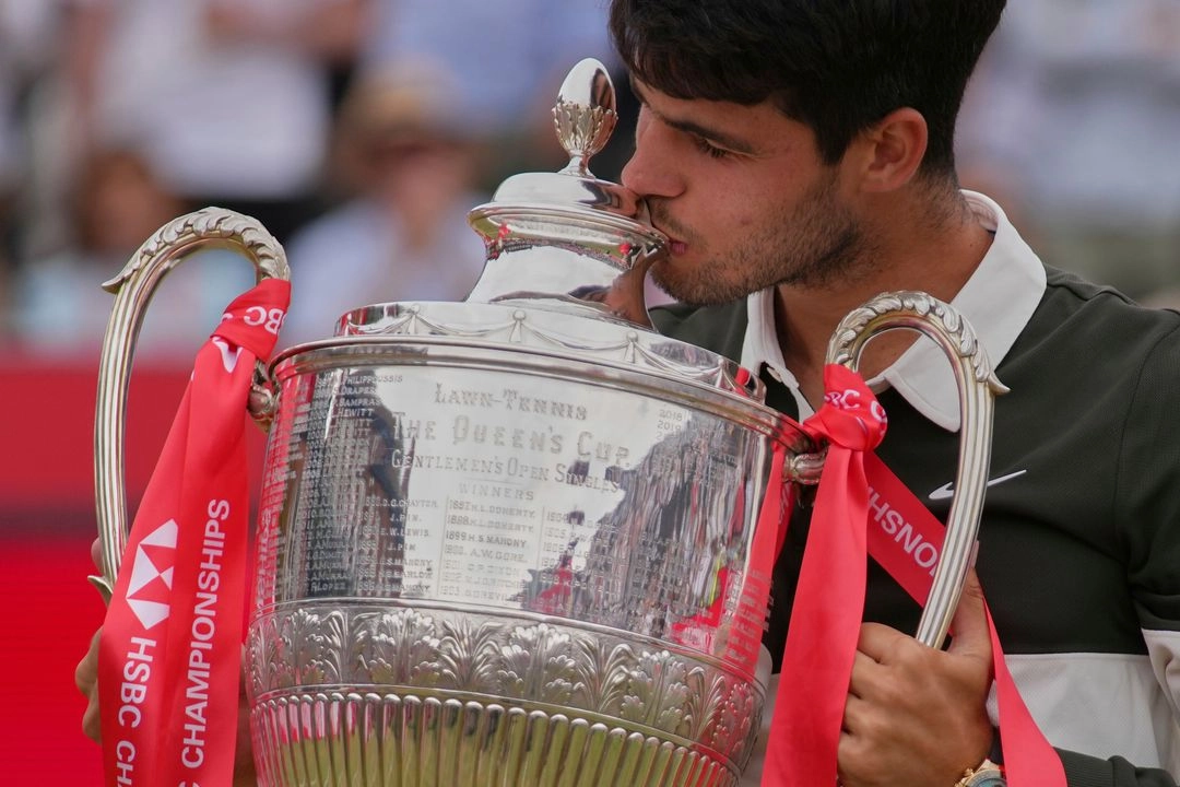 Carlos Alcaraz besa el trofeo de campeón del Torneo de Queen´s tras vencer al checo Jari Lehecka en sets de 7-5, 6-7 (5-7) y 6-2, en Londres, Inglaterra, el 22 de junio de 2025. Foto 