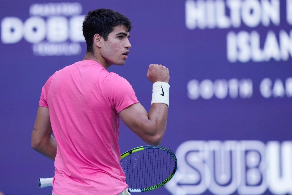Carlos Alcaraz se impuso a Dusan Lajovic con sets de 6-0 y 7-6 (7/5) en el Masters 1000 de Miami. Foto Ap / Archivo