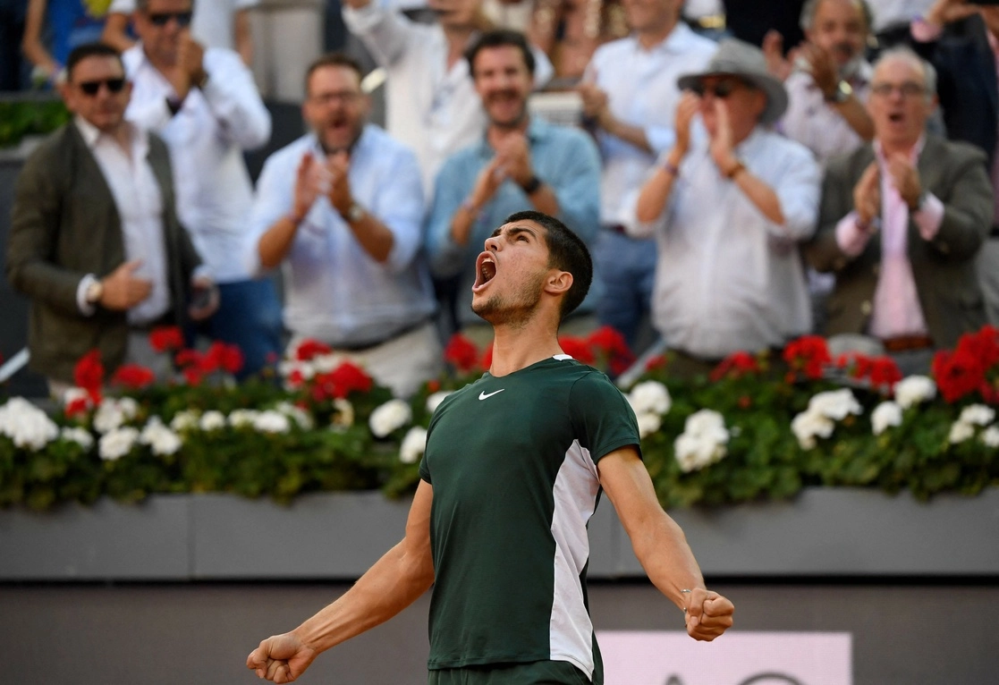 El tenista Carlos Alcaraz se impuso en sets corridos de 6-3 y 6-1 al alemán, Alexander Zverev, en la final del Masters 1000 de Madrid, el 8 de mayo de 2022. Foto Afp