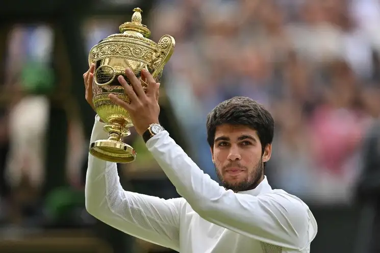 El español de 20 años suma su segundo trofeo de ‘Grand Slam’, luego del obtenido en el Abierto de EU en 2022. Foto Afp