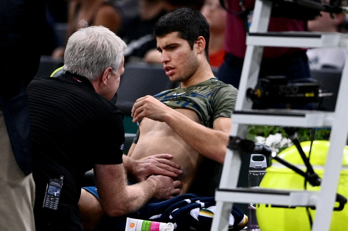 Una lesión en el abdomen orillan al español número uno, Carlos Alcaraz a perderse la fase final de la Copa Davis y el último Masters de la temporada. Foto Afp