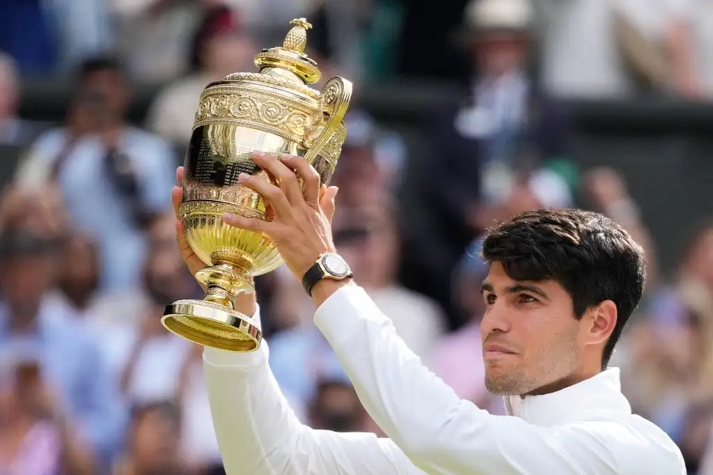 Carlos Alcaraz ganó la final masculina de  Wimbledon al vencer en tres sets al serbio, Novak Djokovic. Foto Ap