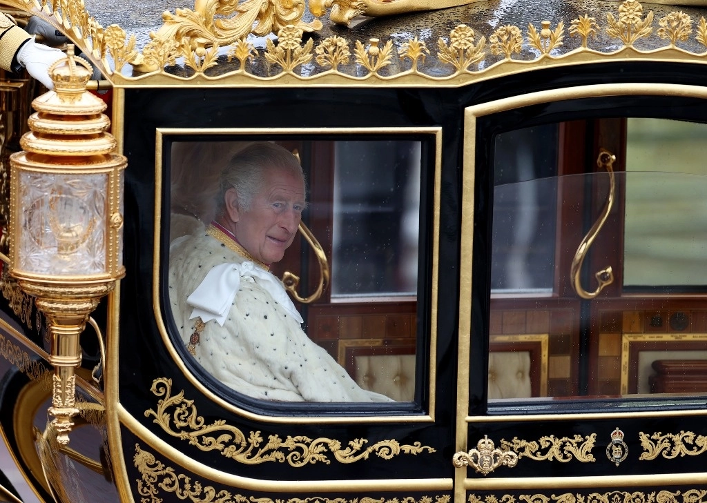 Imagen del 6 de mayo de 2023 del rey Carlos III de Reino Unido saliendo del Palacio de Buckingham para su coronación. Foto Xinhua.