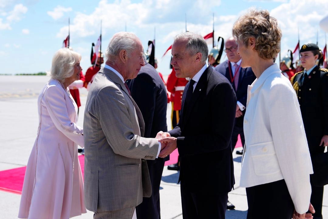 El primer ministro de Canadá, Mark Carney, saluda al rey Carlos a su llegada con la reina Camila al Aeropuerto Internacional de Ottawa, Canadá, para una visita real, el lunes 26 de mayo de 2025.  Foto
