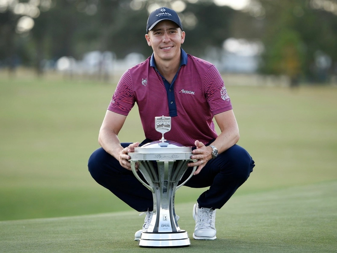 El jalisciense, Carlos Ortiz, se convirtió en el tercer representante del país en conquistar un torneo del PGA Tour. En la imagen con su trofeo en el Memorial Park Golf Club en Houston. Foto Afp