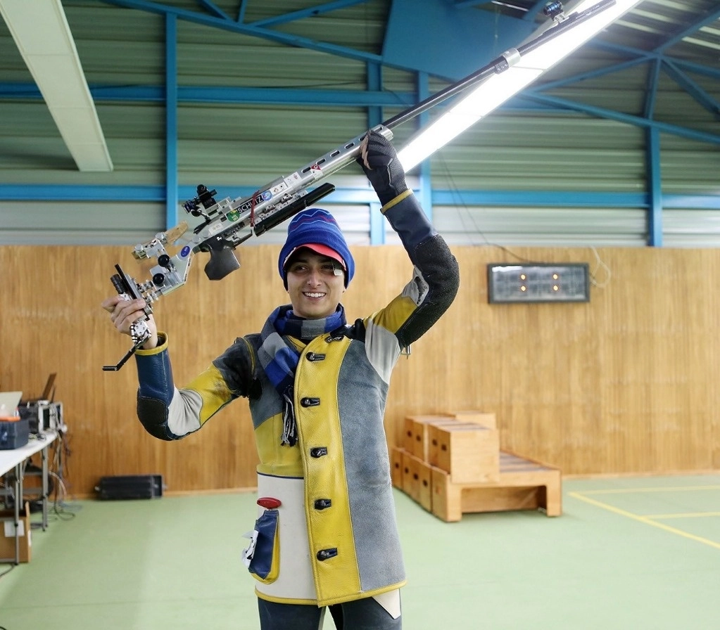 Carlos Quezada se quedó con el oro en la prueba de rifle 3x20 varonil. Foto Tomada de X @CONADE